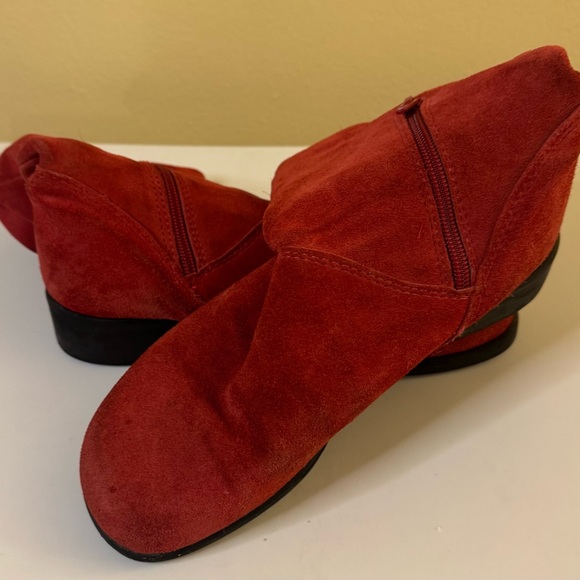 Elegant Red Suede Ankle Booties - Picture 2 of 8